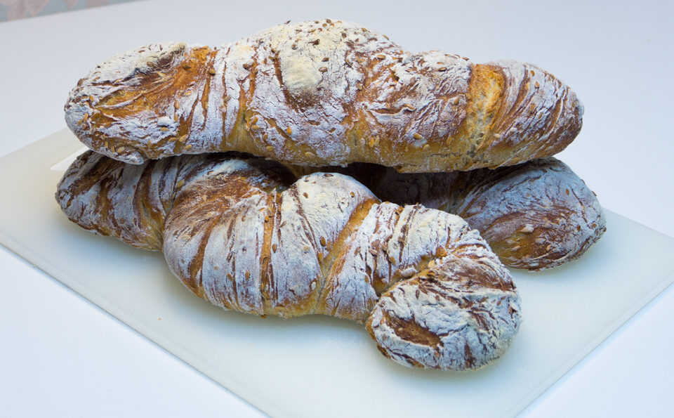 Белый хлеб с ячменным солодом и семенами льна.